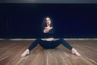 Elli AvrRam's freestyle jig to old Bollywood hits is a hoot!