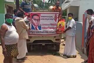 rss members distributed  food at srikakulam