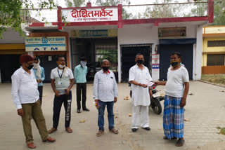 congress workers distributed masks