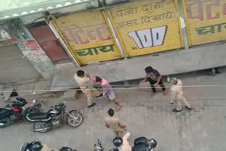 सड़क पर बेवजह निकलने वालों से सख्ती से निपटेगी बिजनौर पुलिस.