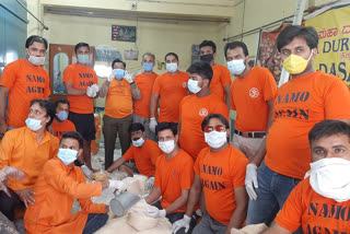 vhp bajrang dal workers distribute food to the needy irrespective of their religion