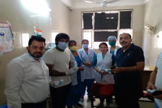 Yogeshwar Dutt distributes sanitizer to police doctors in gohana