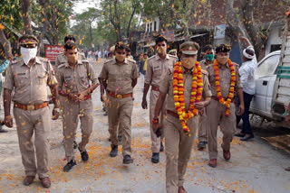 पुलिसकर्मियों पर हुई पुष्पवर्षा