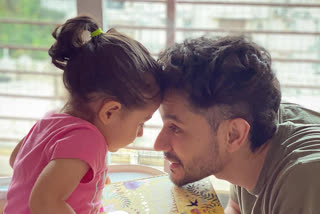 Lovable! Kunal peels peas with daughter Inaya