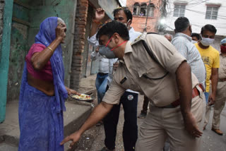 People honored police personnel by showering flowers in satna