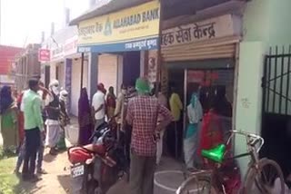 crowd-of-people-engaged-in-bank-by-ignoring-lockdown-rules-in-kawardha