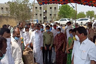 'నర్సాపూర్‌, కౌడిపల్లి మండలాల్లో కొనుగోలు కేంద్రాలు ప్రారంభం'