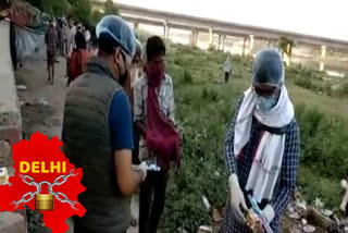 Delhi Congress President Anil Chaudhary distributed foods to needy during lockdown