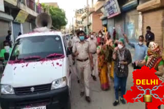 People showered flowers on Delhi Police in Neb Sarai area during lockdown