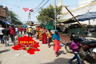 People are not making one meter distance during food delivery during the lockdown