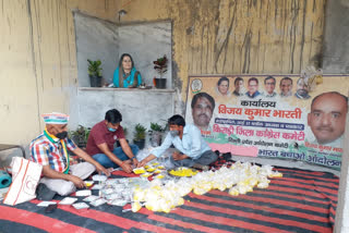 Former Congress MLA Jay Kishan distribute food to needy through congress kitchen in sultanpuri in delhi