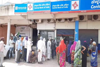 People standing outside bank-kiosk centers forgot social distancing