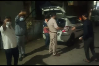 dabri police distributing food to needy in delhi during lockdown