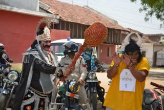 Police explaining to people by becoming Corona and Yamraj in Kawardha