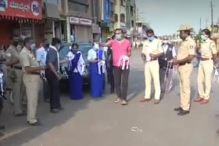 A team of Bharat Scouts and Guides distributed the mask to duty-bound policemen.