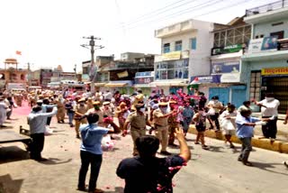 jaipur news  policemen welcomed  pushpavarsha at renwal jaipur