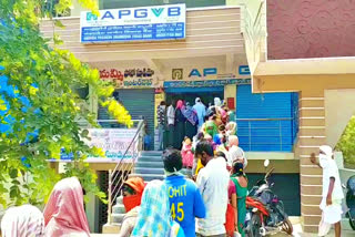 people-rush-at-bank-in-nalgonda