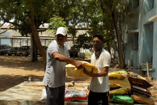 Distribution of ration kit to small business owners by Nature Club in Jamnagar