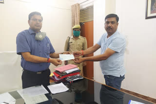 business man of mahoba donates money in cm relief fund