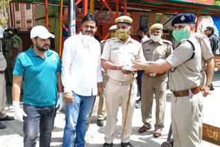 buttermilk distribution to policemen in alwar, अलवर लॉकडाउन, अलवर में पुलिसकर्मियों को छाछ