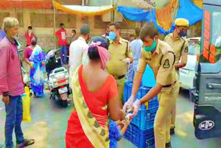 constable-distributed-food-to-poor-people-at-hyderabad