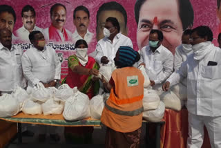 mla prakash goud distributed daily essentials to the municipal labors in rajendranagar Hyderabad