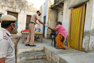 najafgarh police team helping senior citizens and disabled peoples during lockdown