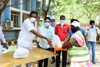 KARIMNAGAR MAYOR DISTRIBUTED FOOD TO SANITATION EMPLOYEES