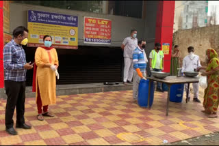 rekha chauhan Corporation councilor of Dabri distributed food among people during lockdown