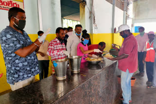 food distribution to the migrants by the birthday girl in karimanagar