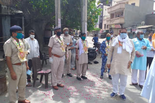 Councilor Anil Saini honored doctor cleaning worker in hisar