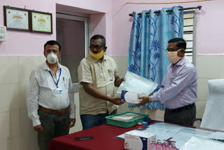 Gurunanak school Supplies medical kit to district Hospital