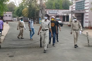Police strict on those who violate curfew in Khargone