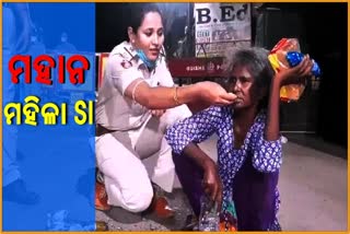 example-of-humanity-si-barsha-mohanty-feed-a-woman-at-cuttack-city