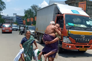 രോഗിയായ പിതാവിനെ ചുമന്ന് മകന്‍  പൊലീസ് അന്വേഷണം  സ്പെഷ്യൽ ബ്രാഞ്ച് ഡി.വൈ.എസ്.പി  പിതാവിനെ മകന്‍ ചുമന്നു കൊണ്ടുപോയ സംഭവം  police enquiry on kollam case'  son take father on shoulder in kollam