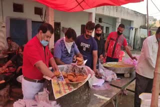 Gannaur Social organizations are providing food to poor people