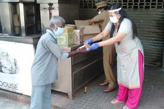 Deputy Commissioner of Police supplies essential goods in chennai