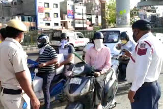 uttam nagar police vigilant checking on road with barricading in delhi during lockdown