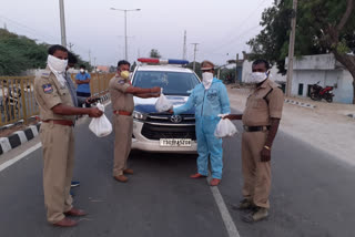 thungathurthy mla kishore kumar distribute fruits to police