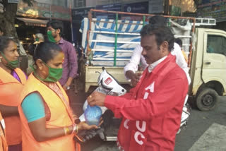 Distributing breakfast to sanitation workers