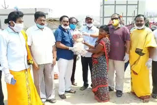 Distribution of rice and essentials to migrant workers