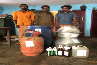 three men arrested for making illegal liquor  illegal liquor idukki  illegal liquor case idukki  kerala police arrest on illegal liqour making  വാറ്റുചാരായം പിടിച്ചു  ഇടുക്കി വാറ്റുചാരായം  നാര്‍കോട്ടിക് എന്‍ഫോഴ്സ്മെന്‍റ്  ഇടുക്കിയില്‍ ചാരായവേട്ട