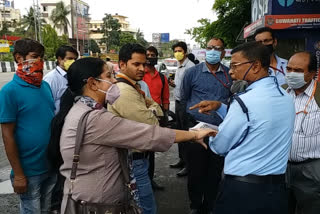 bank employee misbehaved by police and jounalists