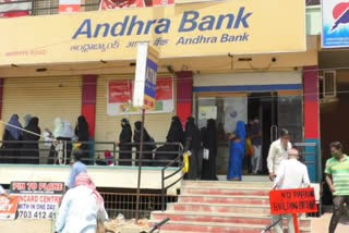 nizamabad people violating lock down rule and waiting in front of banks