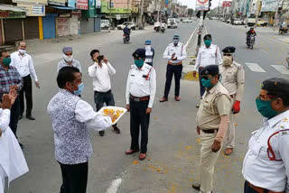 रॉकी मित्तल ने कोरोना योद्धाओं पर बरसाए फूल.