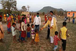 Social workers distributed food