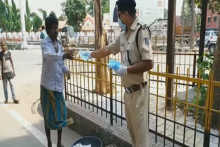 Commissionerate Police distributed cooked food and free masks to the needy