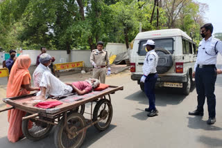 Police showed humanity, took the patient being taken to the hospital