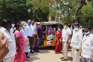 whip sreenivasulu distributed fruits, rice for poor people