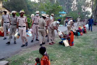 RPF distributed grocery and food packets to the needy in tarsi railway station of hoshangabad